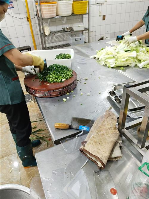 八中食堂招熟手服務員阿姨